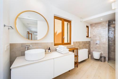 a bathroom with a sink and a mirror at Casa del Call in Palma de Mallorca