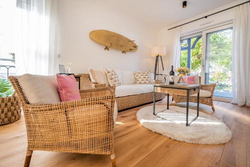 a living room with a couch and a table at Villa Chloe Binz - App 1 am Kurpark, Binz Exquisit in Binz