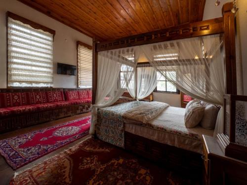 a bedroom with a bed and a couch at AKİFBEY KONAĞI in Kastamonu