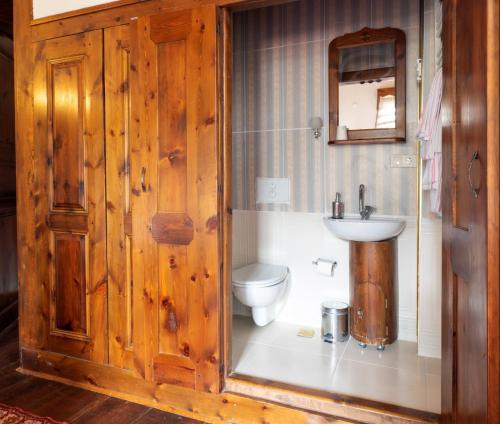 a bathroom with a toilet and a sink at AKİFBEY KONAĞI in Kastamonu