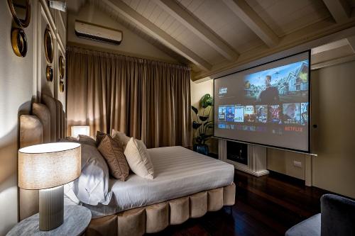 ein Wohnzimmer mit Sofa und Flachbildfernseher in der Unterkunft Hotel Emma Small Luxury Hotel in Florenz