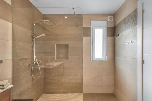 a bathroom with a shower with a glass door at Casa Karlsen in Ciudad Quesada