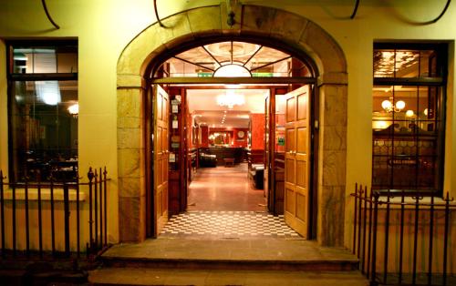 una entrada a un edificio con una puerta abierta en Hearns Hotel, en Clonmel