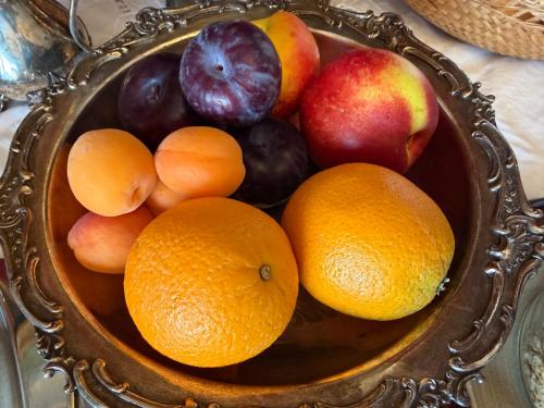 a bowl of fruit with oranges oranges and apples at La Cubanita in Kojsko