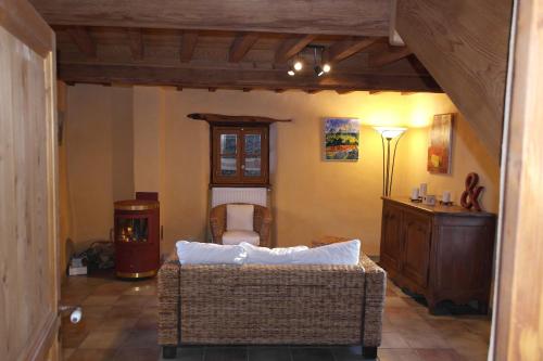 ein Wohnzimmer mit einem Sofa und einem Tisch in einem Zimmer in der Unterkunft La Grunonde in Palogneux