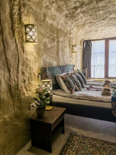 a room with a bed and a window at Sirocave barlang apartmanok in Sirok