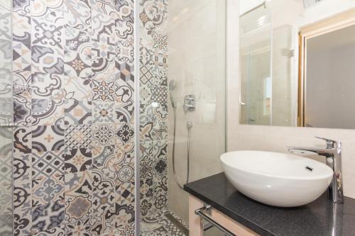 ein Badezimmer mit Waschbecken und Dusche in der Unterkunft Beach Residence MSJ in Sevid