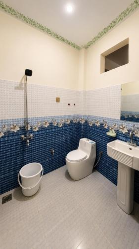 a bathroom with a toilet and a sink and a tub at Rayn Basayra Kashmir in Bāta