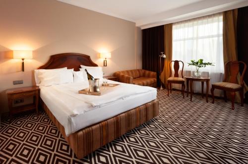 Un pat sau paturi într-o cameră la Hotel Rejs