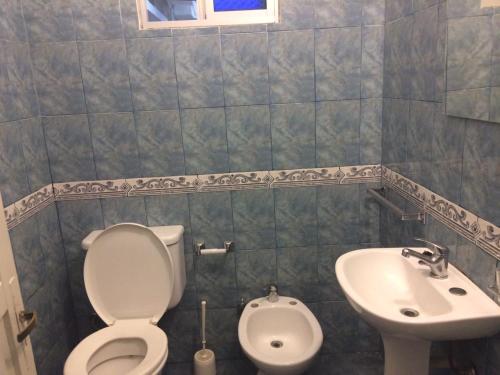 een badkamer met een toilet en een wastafel bij Casa Cami seña para confirmar reserva in Piriápolis