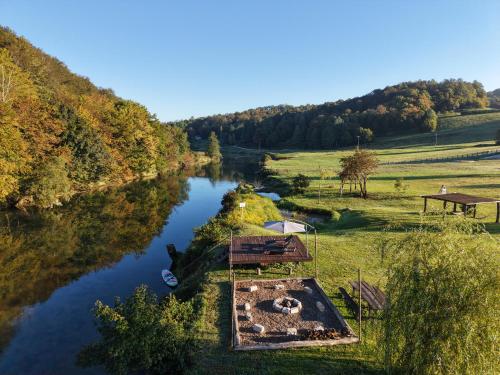 Dobra Vila I Riverside Cabin Retreat