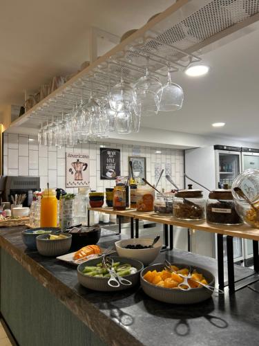 a kitchen with many plates of food on a counter at Alma Candida 12 in Ufe