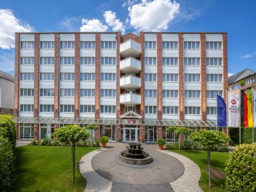 a hotel with a fountain in front of a building at Best Western Plus Delta Park Hotel in Mannheim