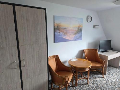 a room with a table and chairs and a desk at Die Remise Copenhagen RE-16 in Stolpe auf Usedom