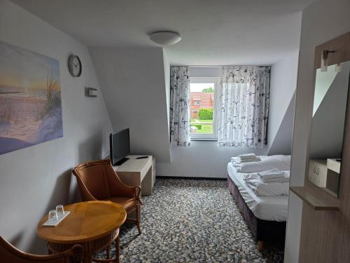 a small room with a bed and a desk and a table at Die Remise Copenhagen RE-16 in Stolpe auf Usedom