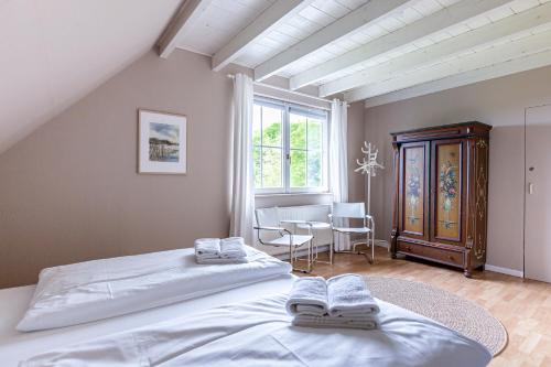 a bedroom with a large bed and a table at Binnendieck in Ahrenshoop