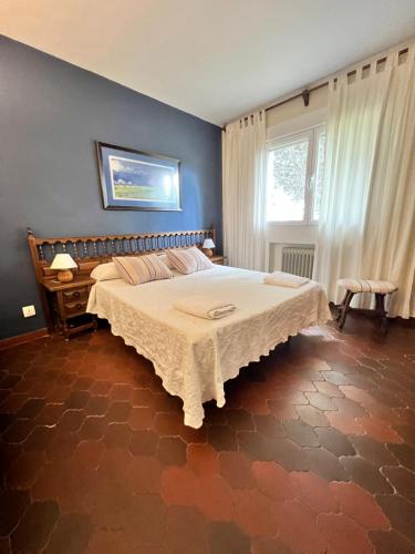 a bedroom with a large bed in a room at Villa Karina in Valdemanco
