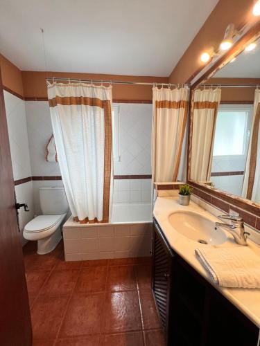 a bathroom with a sink and a toilet and a tub at Villa Karina in Valdemanco