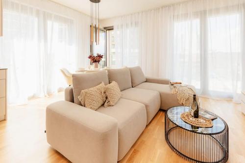 BNB Metropolis Apartment with Garage Parking