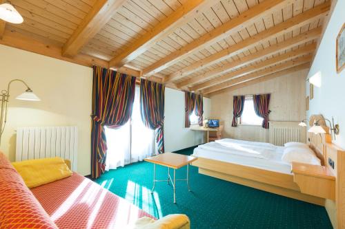 Ένα ή περισσότερα κρεβάτια σε δωμάτιο στο Hotel Touring