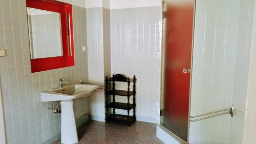 a bathroom with a sink and a mirror at Charmant gîte vosgien avec 13 chambres pour 30 personnes in Fellering