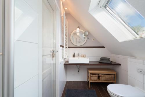 a bathroom with a sink and a toilet at Landstuuv in Neustadt in Holstein