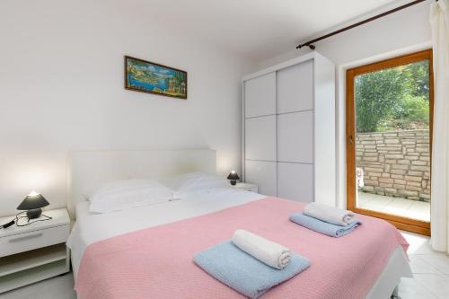Apartments Pino Rabac