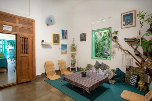 a living room with a table and chairs at Snooze Yogyakarta in Yogyakarta