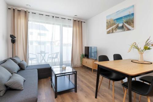 Jasny Apartament z Sypialnią i Balkonem by Noclegi Renters