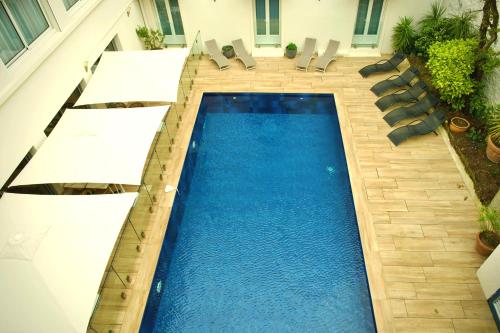 an overhead view of a swimming pool with chairs at Hôtel Le Yachtman, The Originals Collection in La Rochelle