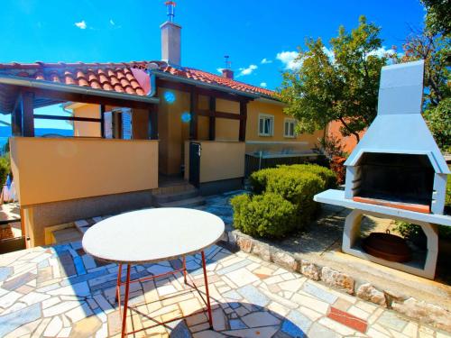 Apartment Wohnung in Novi Vinodolski mit Grill- Garten und by Interhome