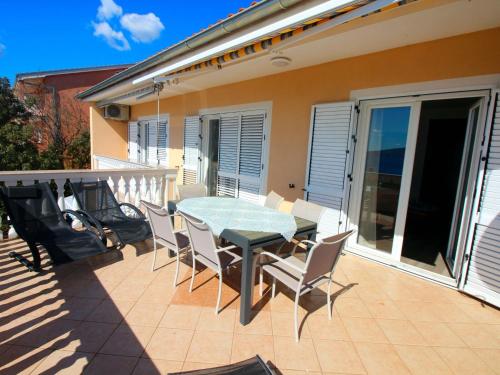 Apartment Wohnung in Novi Vinodolski mit Grill- Garten und by Interhome