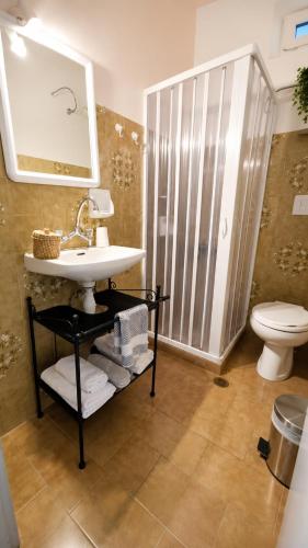 ein Badezimmer mit Waschbecken und Toilette in der Unterkunft Koukounari Rooms in Skala