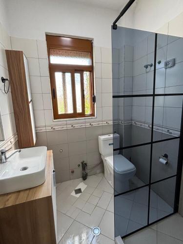 łazienka z umywalką, toaletą i prysznicem w obiekcie Villa 7 w Durrës