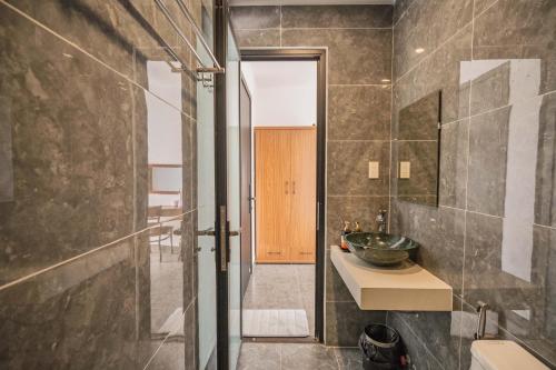 a bathroom with a sink and a mirror at Mộc in Ấp Ða Lợi