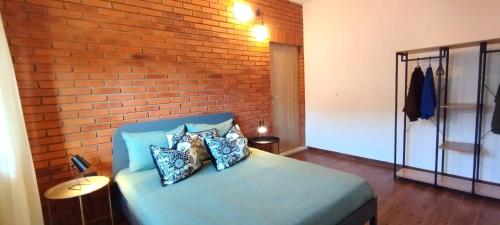 a bedroom with a brick wall and a bed with pillows at Villa nel centro di Palau in Palau