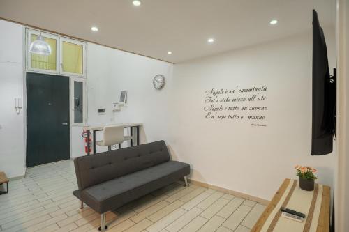 Vico Spaccanapoli 1