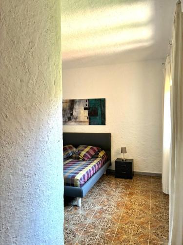 a bedroom with a bed in the corner of a room at Villa nel centro di Palau in Palau