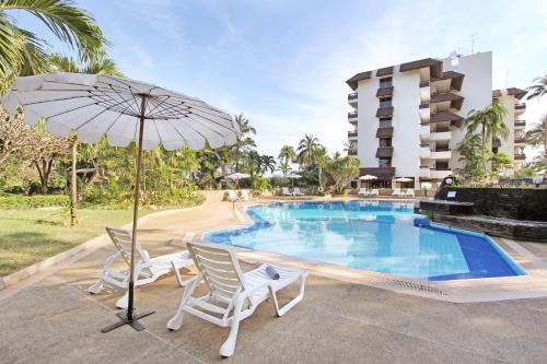 Bazén v ubytování Rayong Chalet Resort nebo v jeho okolí