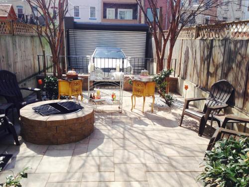 een patio met stoelen, een tafel en een hek bij Studio H St Corridor in Washington