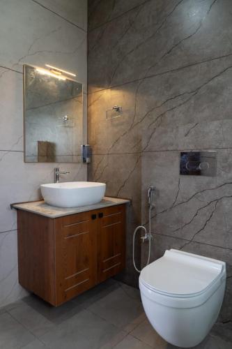a bathroom with a sink and a toilet at The Fox Resort, Bandipur in Bandipūr