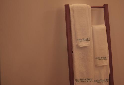 ein Badezimmer mit zwei Handtüchern, auf denen „letzter Ausweg“ stand. in der Unterkunft Castello Beach Hotel in Grand'Anse Praslin