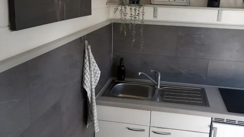 a kitchen with a sink and a counter top at Glücks-Gezeiten in Wurster Nordseeküste
