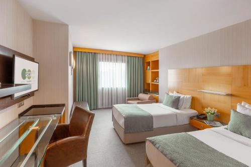 Un pat sau paturi într-o cameră la Point Hotel Taksim