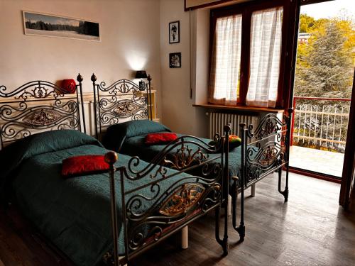 a bedroom with a bed with green sheets and a window at La Casa del Benessere in Campobasso