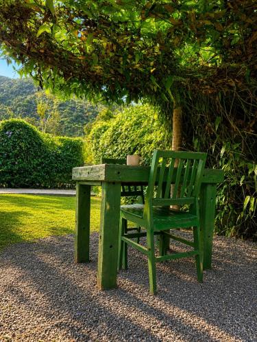 a green picnic table and a green bench in a park at Cabana da Mata - Teresópolis in Teresópolis