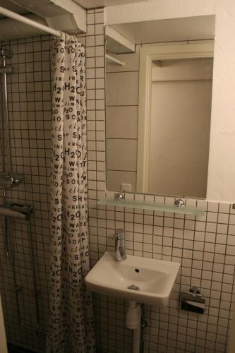 a bathroom with a sink and a mirror at Visby Innerstad Lägenheter & Rum in Visby