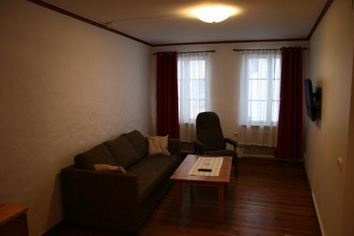 a living room with a couch and a table at Visby Innerstad Lägenheter & Rum in Visby