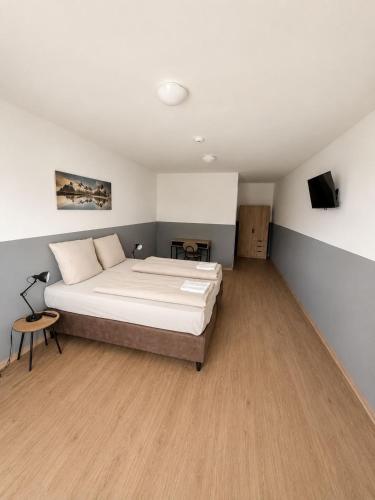 a bedroom with a bed and a television in it at ELO STAY Nordheide 24h Check-in, Free Parking and WiFi in Buchholz in der Nordheide