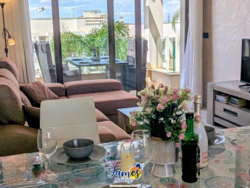 Sunny 2 Bed Retreat with Pool View LB86
